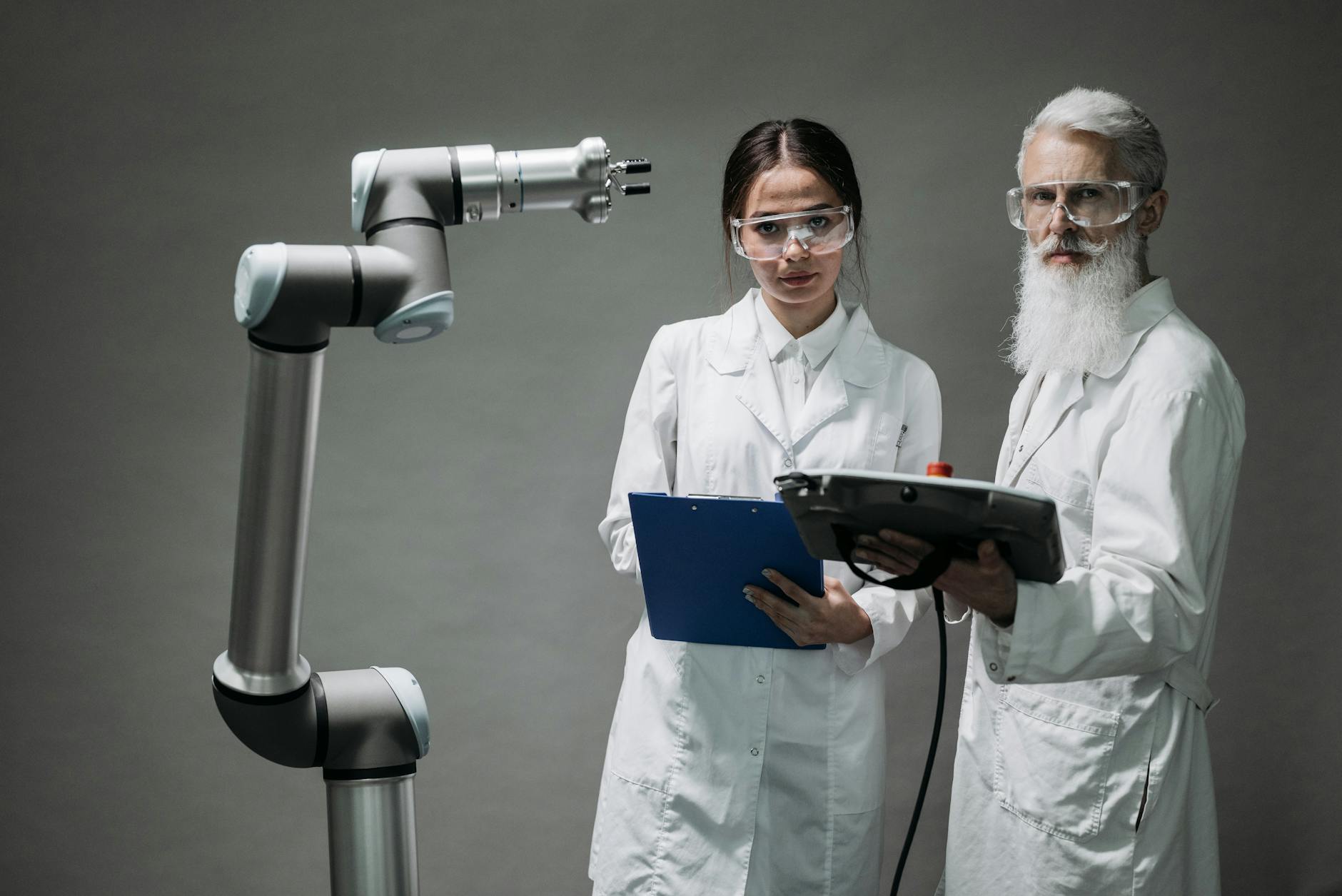 Naukowcy w laboratorium badają ramię robota